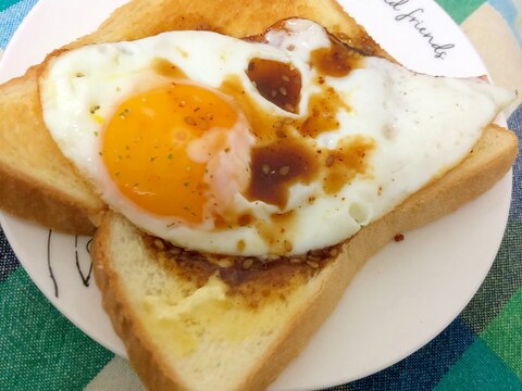 目玉焼きのせトースト